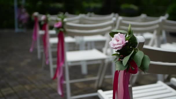 Decoración Con Rosas Cintas Rojas Rosas Sillas Blancas Vacías Preparación — Vídeos de Stock