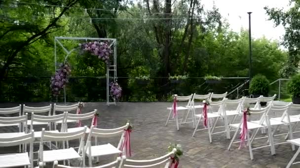 Empty Seats Guests Background Wedding Arch Smooth Camera Flight Steadicam — Stock Video