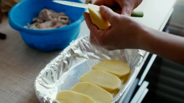 Perder Uma Jovem Dona Casa Corta Uma Batata Grande Coloca — Vídeo de Stock