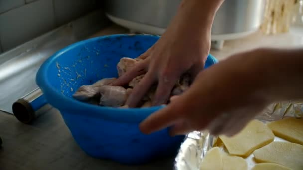 Förlorade Kvinnlig Hemmafru Lägger Kycklingben Potatis Folie Bakplåt Hemlagat Kycklingkött — Stockvideo