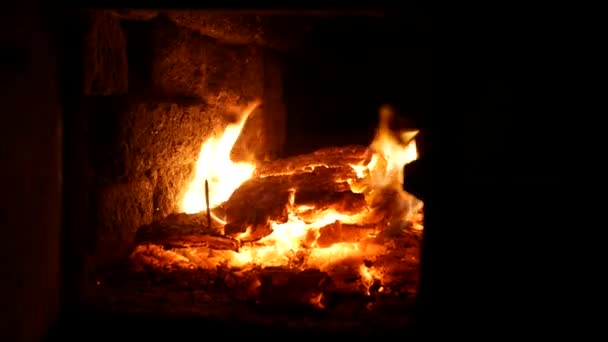 Primo Piano Tronchi Fiamme Vecchio Forno Mattoni Fiamme Lampeggiano Scintille — Video Stock