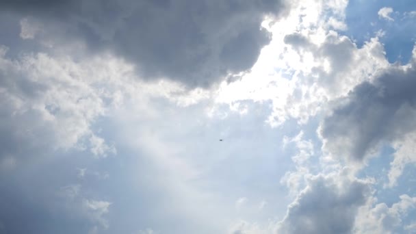 Рекорд Польоту Дронів Знизу Блакитному Небі Хмарами Силует Квадрокоптера Летить — стокове відео