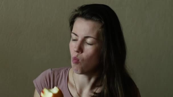 Retrato Una Hermosa Joven Que Come Una Manzana Sentada Casa — Vídeo de stock