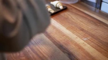 Dişi bir fırıncı tatlı kruvasan sarar. Bir pastanede tatlı çörekler yaparken hamur işi yapan bir pasta şefi..