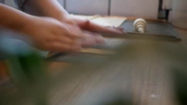 Erkek bir fırıncı tatlı kruvasan sarar. Bir pastanede tatlı çörekler yaparken hamur işi yapan bir pasta şefi..