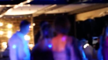 Odaklanamayan insanlar dans eder ve renkli ışıklar yanıp söner, bir partide disko olur. Bir gece kulübünün dans pistinde renkli spot ışıkları ve lazerler altında dans eden kalabalık. Bulanık siluetler
