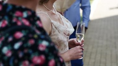 Partide elinde şampanya kadehi olan yakın plan bir kadın. Güzel kızlar bir partide ya da özel bir etkinlikte eğlenir.