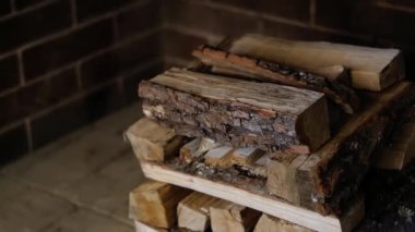 Şömineye istiflenmiş bir odun yığını yakın plan. Şömineyi ateşe hazırlıyorum..
