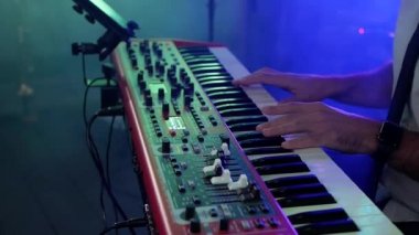 Elektrik piyano, klavye synthesizer piyano tuşlarında oynayan aktör. Müzisyen konser Sahne Alanı'nda bir müzik aleti çalıyor. synthesizer, tuşlarına dostum, sanatçı, Not