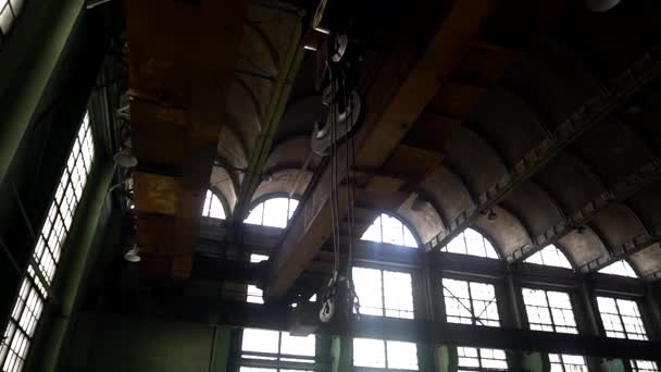 大型起重机的吊钩悬挂在一个大型工业机库中 大型厂房内可移动升降机 — 图库视频影像