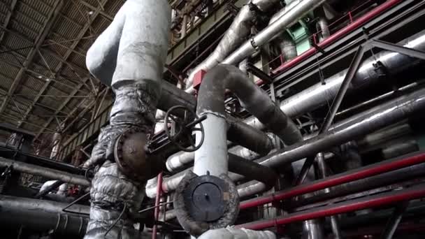 火力発電所で温水のあるパイプに大きな古いタップ 大きな水の通気口 — ストック動画