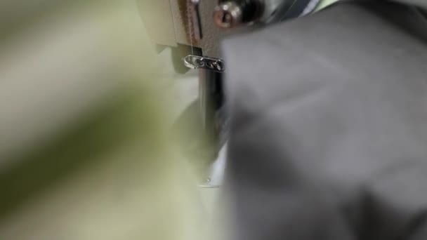 Швачка Текстильній Промисловості Шиє Жінок Швейній Машинці Крупним Планом Знімок — стокове відео