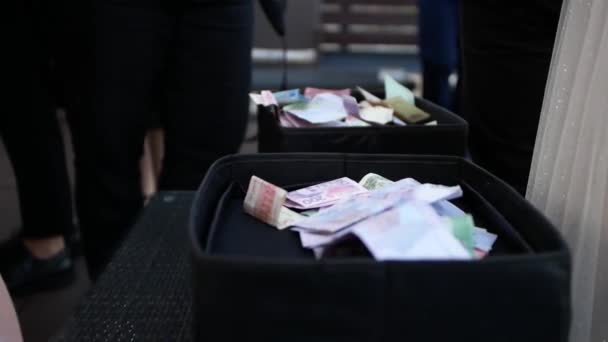 在人们放钱的黑匣子里的特写 来自世界各国的一整盒钱 婚礼传统 Hryvnia Uah Usd Eur — 图库视频影像