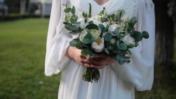 Bella Giovane Sposa Che Tiene Bouquet Sposa Rose Pastello Passeggiando — Video Stock