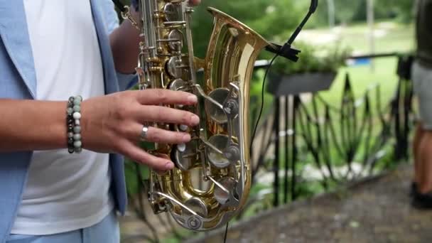 Närbild Video Fotografering Händerna Stilfullt Klädd Manlig Saxofon Spelar Saxofon — Stockvideo
