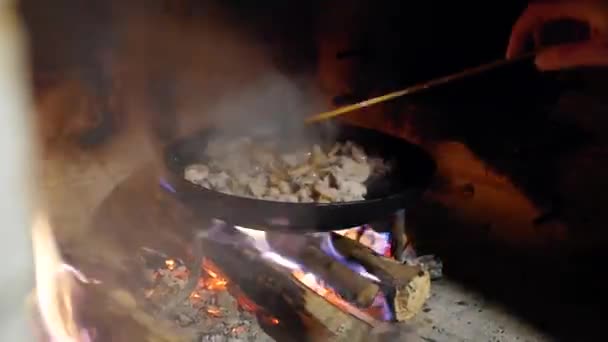 Zbliżenie Gotowania Mięsa Smalcu Piecu Opalanym Drewnem Ognisku Weekend Domu — Wideo stockowe