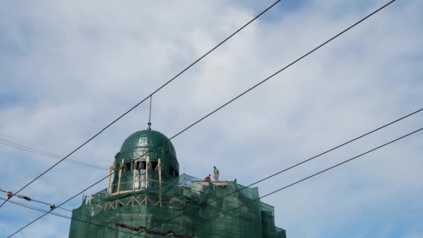 Two Male Construction Workers Repairing Roof Beautiful Building Restoration — Wideo stockowe