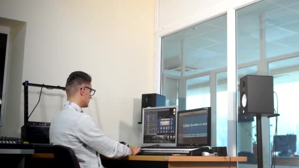 Jovem Óculos Trabalhando Computador Seu Local Trabalho Escritório Engenheiro Som — Vídeo de Stock