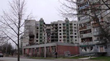 Chernihiv Ukrayna 2022. Roket saldırısından sonra yıkılan bir bina. Rusya Federasyonu 'nun Ukrayna' ya düzenlediği saldırı sırasında Rus ordusu tarafından konut binalarının roket veya topçu bombardımanı sonucu.