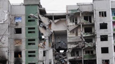 Chernihiv Ukrayna 2022. Roket saldırısından sonra yıkılan bir bina. Rusya Federasyonu 'nun Ukrayna' ya düzenlediği saldırı sırasında Rus ordusu tarafından konut binalarının roket veya topçu bombardımanı sonucu.