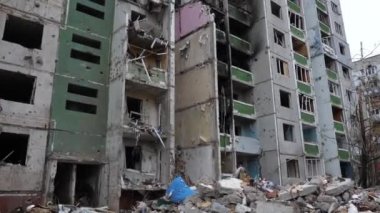 Chernihiv Ukrayna 2022. Roket saldırısından sonra yıkılan bir bina. Rusya Federasyonu 'nun Ukrayna' ya düzenlediği saldırı sırasında Rus ordusu tarafından konut binalarının roket veya topçu bombardımanı sonucu.
