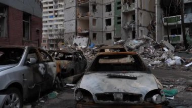 Chernihiv Ukrayna 2022: Yanan sivil araçlar, bir hava saldırısı sonucu yıkılan binanın arka planına zarar verdi. Rus Federasyon ordusunun roket ya da topçu bombardımanı sonucu. Savaş