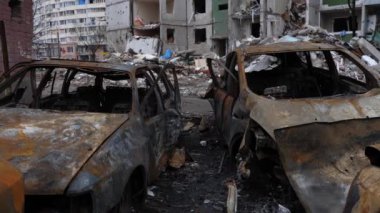 Chernihiv Ukrayna 2022: Yanan sivil araçlar, bir hava saldırısı sonucu yıkılan binanın arka planına zarar verdi. Rus Federasyon ordusunun roket ya da topçu bombardımanı sonucu. Savaş