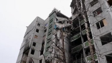 Chernihiv Ukrayna 2022: Hava saldırısından sonra yıkılan bir bina. Rus Federasyon ordusu tarafından yapılan roket ya da topçu bombardımanının sonucu. Rusya 'nın Ukrayna' ya karşı savaşı sırasında yıkıntılar.