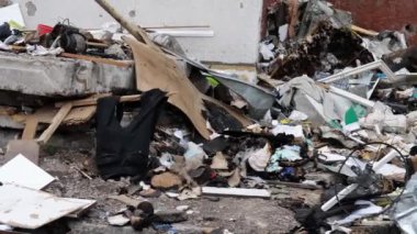 Chernihiv Ukrayna 2022: Hava saldırısından sonra yıkılan bir bina. Rus Federasyon ordusu tarafından yapılan roket ya da topçu bombardımanının sonucu. Rusya 'nın Ukrayna' ya karşı savaşı sırasında yıkıntılar.