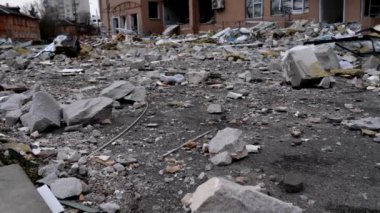 Chernihiv Ukrayna 2022: Hava saldırısından sonra yıkılan bir bina. Rus Federasyon ordusu tarafından yapılan roket ya da topçu bombardımanının sonucu. Rusya 'nın Ukrayna' ya karşı savaşı sırasında yıkıntılar.