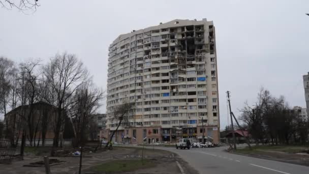 Chernihiv Ukraine 2022 火箭袭击后被毁的建筑俄罗斯联邦军队在攻击乌克兰期间对居民楼进行火箭或炮击的结果 — 图库视频影像