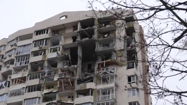 Chernihiv Ukraine 2022 空袭后被毁的建筑 俄罗斯联邦军队对居民楼进行火箭或炮击的结果 俄罗斯对乌克兰战争期间的破坏 — 图库视频影像