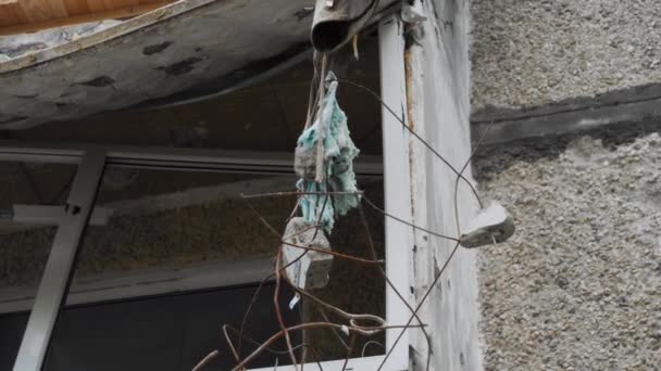 从被毁的公寓里看到的俄罗斯军队造成的破坏 轰炸民用建筑时倒塌的房屋墙壁 俄罗斯对乌克兰的武装袭击 2022年战争 — 图库视频影像