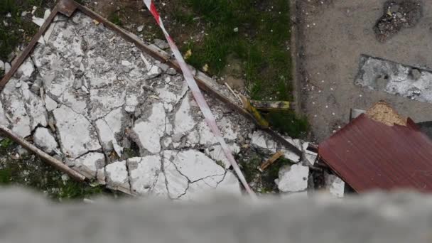 Vista Apartamento Destruído Destruição Causada Pelo Exército Russo Parede Caída — Vídeo de Stock