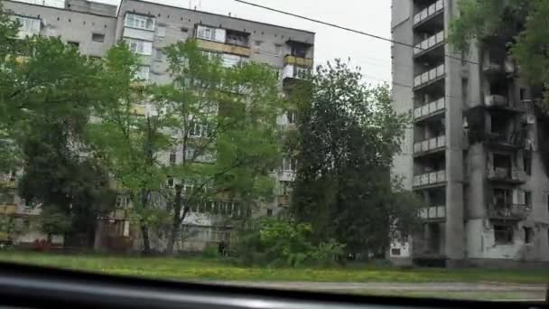 Czernihów Ukraina 2022 Pov Widok Wewnątrz Samochodu Widokiem Zbombardowany Dom — Wideo stockowe