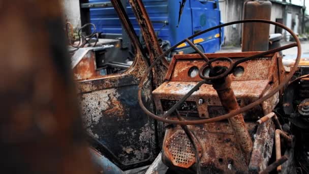 Gros Plan Phare Cassé Tracteur Incendié Après Une Catastrophe Incendie — Video