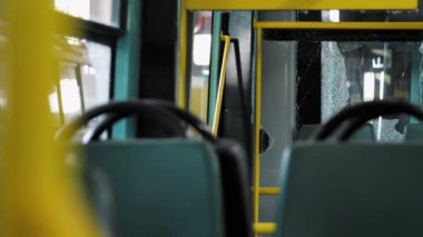 Kazadan sonra kırılan bir tramvay ya da otobüsün camı. Bozuk bir toplu taşıma aracının içinden görüntü. İki büyük araç arasındaki çarpışmanın sonucu..