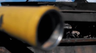 Ukrayna 'da bir yol kenarında Rus askeri teçhizatı yanmış ve yok edilmiş. Rus işgalcilerin saldırısı. Piyade savaş aracı (IFV). Yok edilmiş askeri teçhizat. Rus saldırısı Ukrayna 'da.