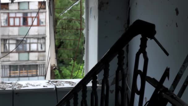 从被毁的公寓里看到的俄罗斯军队造成的破坏 在轰炸平民建筑物期间 房屋的楼梯被毁 俄罗斯对乌克兰的武装袭击 2022年战争 — 图库视频影像