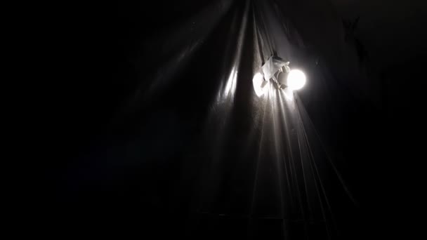 Λαμπτήρας Led Λάμπει Στο Υπόγειο Πηγή Φωτός Μαύρο Φόντο Αδύναμο — Αρχείο Βίντεο