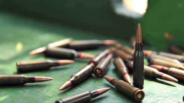 Viele Kugeln Vom Kaliber Für Ein Kalaschnikow Sturmgewehr Vorbereitungen Zum — Stockvideo