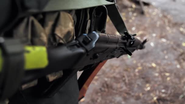 Fuzil Assalto Kalashnikov Pendura Chicote Fios Soldado Das Forças Armadas — Vídeo de Stock