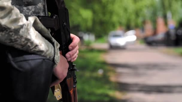 Membro Das Forças Armadas Ucrânia Tem Fuzil Assalto Kalashnikov Suas — Vídeo de Stock