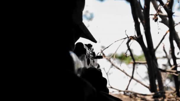 Savaş Sırasında Dürbünü Özel Bir Askeri Görevi Hedefleyen Arkadan Işıklandırılmış — Stok video