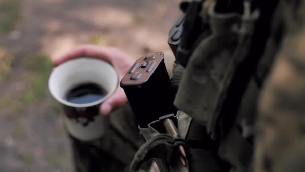 Een Soldaat Drinkt Koffie Thee Natuur Magazine Met Machinegeweerpatronen Bij — Stockvideo