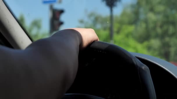方向盘的失速视频拍摄 一个人开车 用手握住方向盘 — 图库视频影像