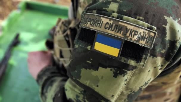 Крупный План Шеврона Солдата Вооруженных Сил Украины Который Заряжает Патроны — стоковое видео