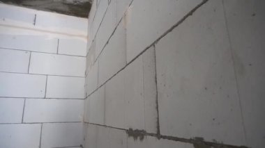 Boş ofis alanı inşaatında. Odadaki kamera hareketleri, iç mekan teftişi. Yeni binada onarım aşamasında beyaz duvarlı boş büyük bir daire. 