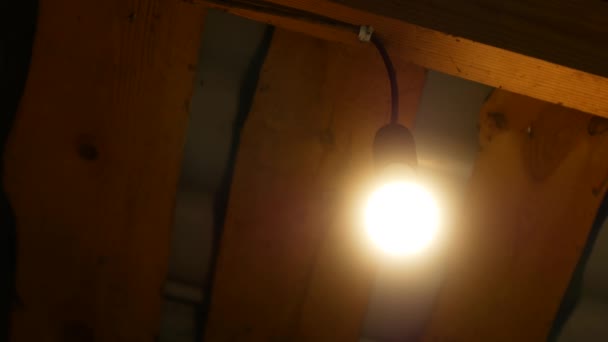 Videobeelden Close Van Led Lamp Gaat Aan Uit Onder Het — Stockvideo