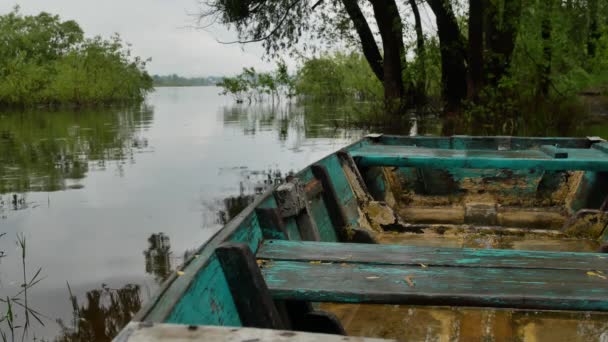 Fondo Vídeo Verano Viejo Bote Pesquero Madera Amarrado Por Río — Vídeo de stock